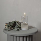 Áttetsző henger formájú, üvegből készült, textilkanócos LED olajlámpa.